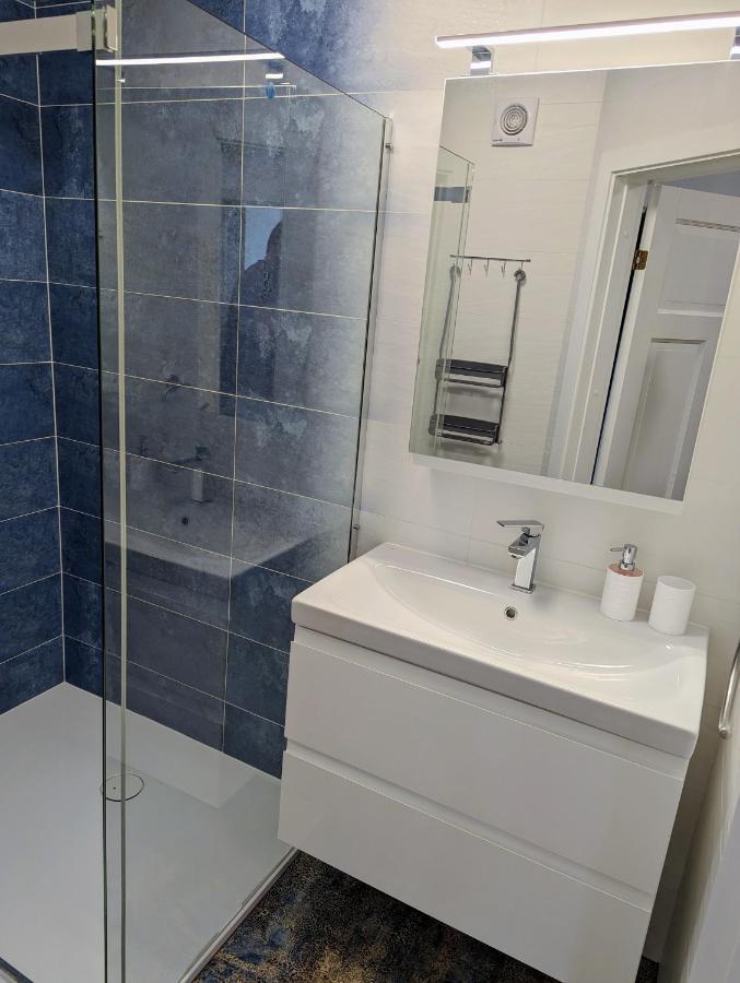 Lovely 2-Bedroom Flat In The Heart Of ドルスキニンカイ エクステリア 写真